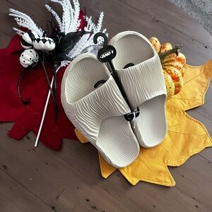 AND1 Cream Slide Sandals​​